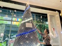 Dukung Program Jaga Lingkungan, Tim Kreatif Ascott Jakarta Kreasi Pohon Natal dari Tempat Telur Bekas dan Pipa Listrik